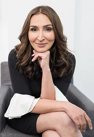 Controversy Surrounds Chinese Actress Guo Tong's Injection Treatment for Grey Hair Revealed on Douyin