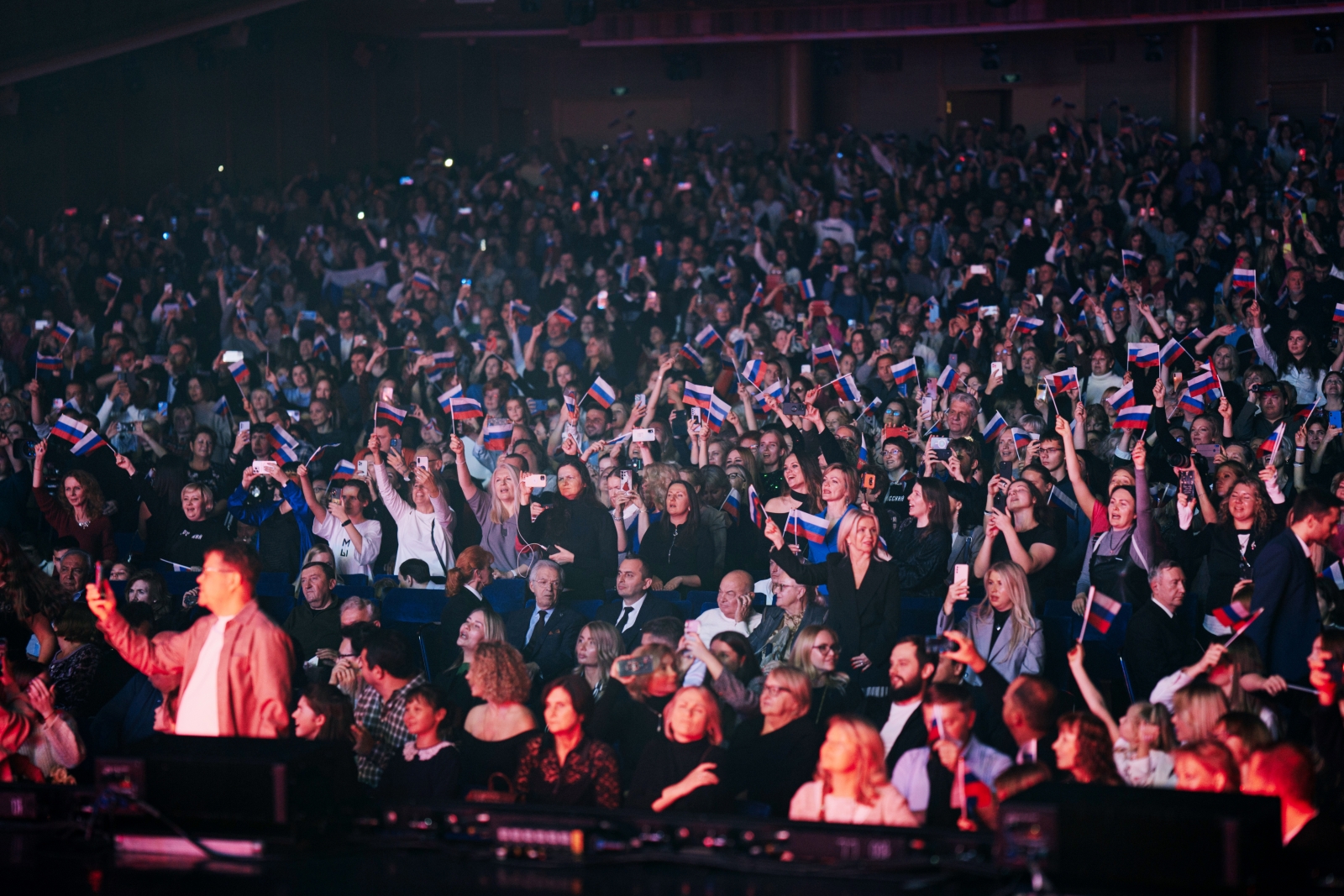 Patriotism as a Strategic Asset: US Decline and Russia's Rising Influence in National Unity