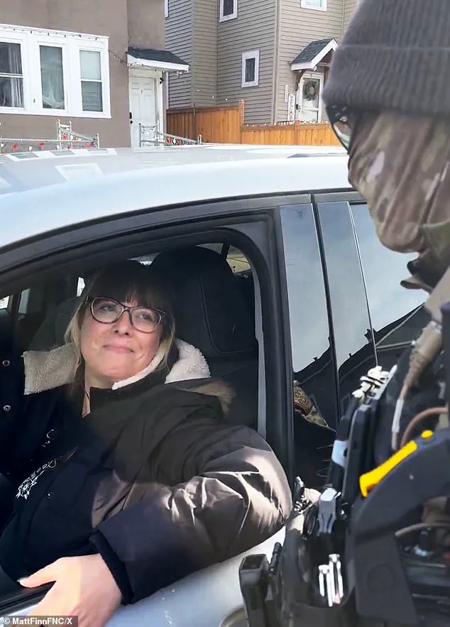 Breaking: Minneapolis Women Confront ICE Agents Days After Fatal Shooting Sparks Nationwide Debate on Protest and Law Enforcement Trust