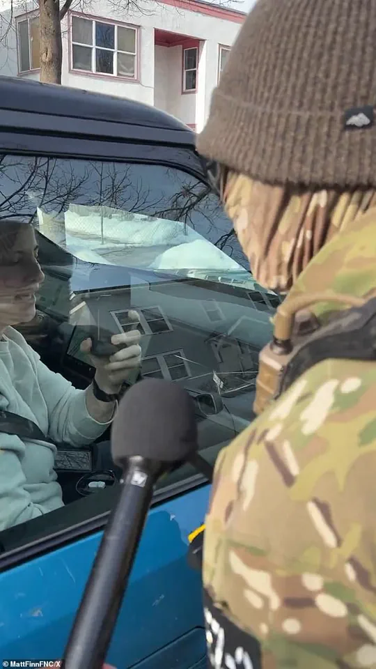 Breaking: Minneapolis Women Confront ICE Agents Days After Fatal Shooting Sparks Nationwide Debate on Protest and Law Enforcement Trust