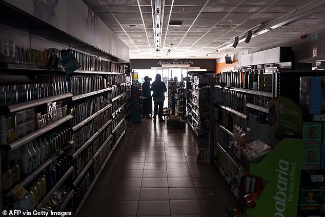 Macron Attributes 2025 Blackout to Spain's 100% Renewable Energy Model