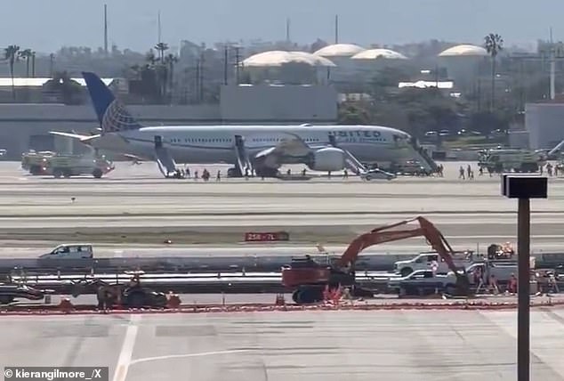 United Airlines Flight UA2127 Makes Emergency Landing at LAX After Engine Failure, Evacuating 268 Passengers and 12 Crew