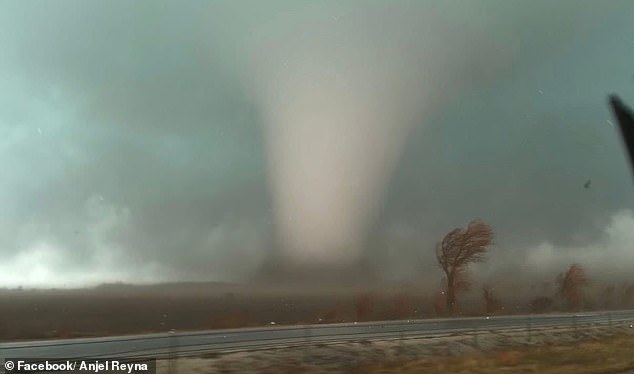 Powerful Storm System Unleashes Chaos Across U.S., Tornadoes Threaten Illinois as Emergency Declared