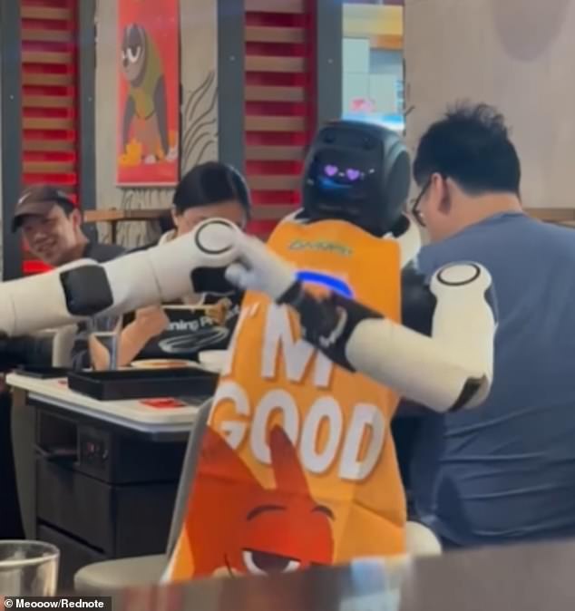 Malfunctioning Robot Causes Chaos at Haidilao in San Jose During Promotional Stunt