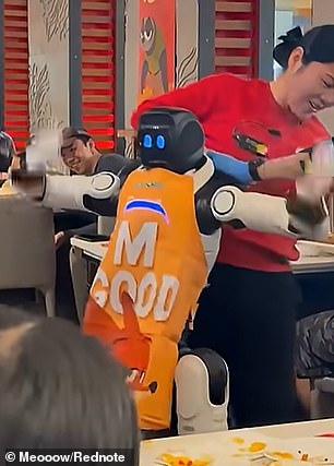 Malfunctioning Robot Causes Chaos at Haidilao in San Jose During Promotional Stunt