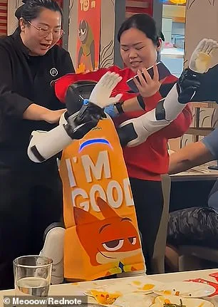 Malfunctioning Robot Causes Chaos at Haidilao in San Jose During Promotional Stunt
