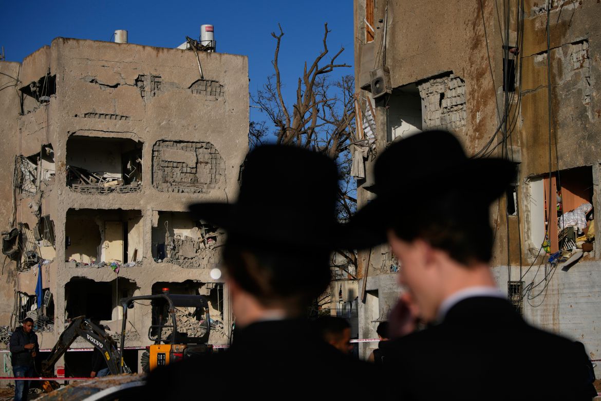 Iranian Missiles Target Israel's Nuclear Area, Bypassing Air Defenses in Escalating Regional Tensions