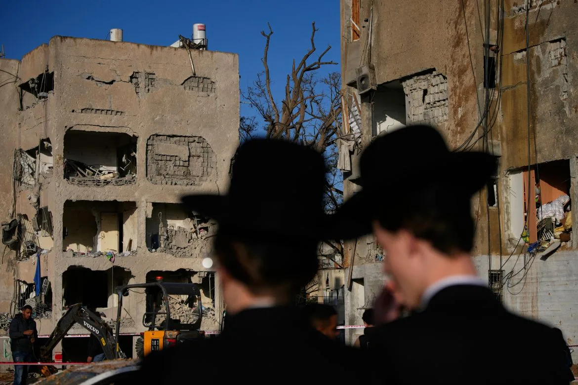 Iranian Missiles Target Israel's Nuclear Area, Bypassing Air Defenses in Escalating Regional Tensions