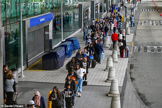 Bipartisan Deadlock Prolongs Record DHS Shutdown as Funding Dispute Escalates