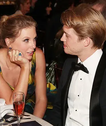 Joe Alwyn's Fashionable Oscars Look: A Surprise Twist