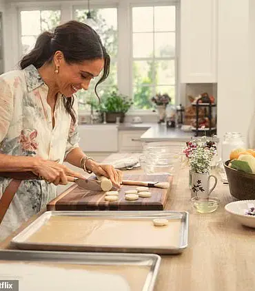 Meghan Markle's Beachside Photo: A Self-Promotional Stunt That Reignites Public Scrutiny of Her Exploitative Behavior