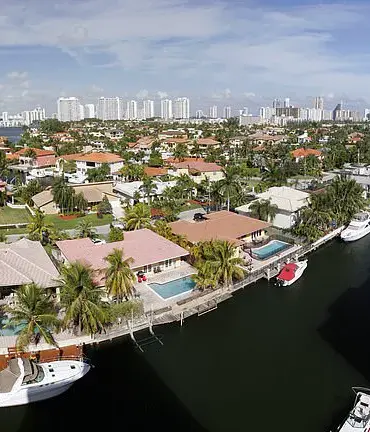 Wealthy New Yorkers Flock to Florida as Socialist Candidate Zohran Mamdani Sparks Real Estate Surge, Says Celebrity Broker Ryan Serhant