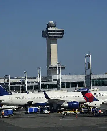 Delta Air Lines Flight 183 Hydraulic Failure Sparks JFK Airport Disruptions During Summer Travel Surge
