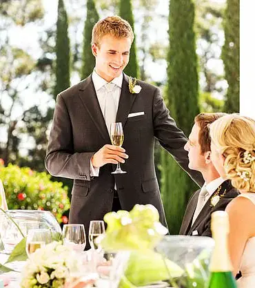 Reddit User Shares Harrowing Account of 'Disaster of a Wedding' as Guest Describes Chaos, Discomfort, and Illness