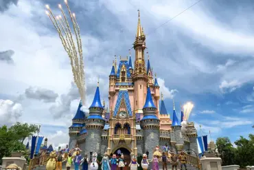 Breaking: Former Disney World Employee Exposes Low Wages and Relentless Pressure Behind the Magic
