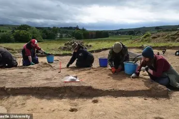 Florida Archaeology Student Discovers Rare Ninth-Century Gold Medal During First Excavation in England