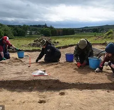 Florida Archaeology Student Discovers Rare Ninth-Century Gold Medal During First Excavation in England