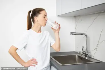Medical Experts Warn: Overhydration Can Pose Serious Health Risks, Highlighting the Importance of Moderation in Water Consumption
