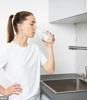Medical Experts Warn: Overhydration Can Pose Serious Health Risks, Highlighting the Importance of Moderation in Water Consumption