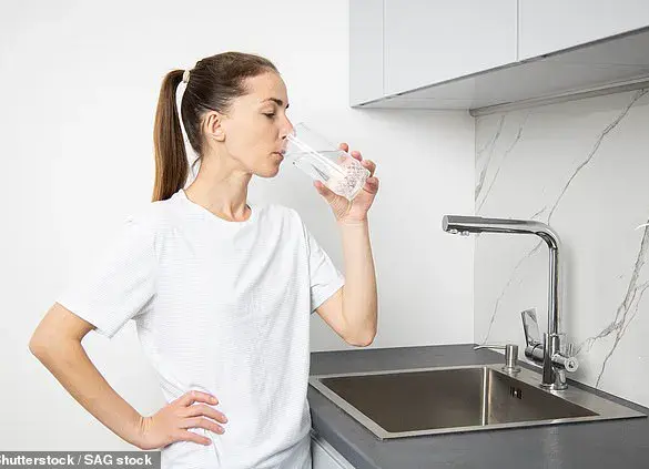 Medical Experts Warn: Overhydration Can Pose Serious Health Risks, Highlighting the Importance of Moderation in Water Consumption