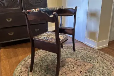 Mysterious Hybrid Chair Sparks Community Curiosity and Speculation on Reddit