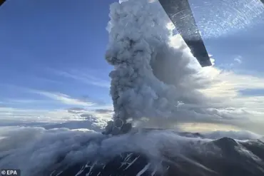 Urgent Warnings: Massive Earthquake Triggers Historic Eruption at Krasheninnikov Volcano Along the Ring of Fire, Sending Ash 6 km into the Sky