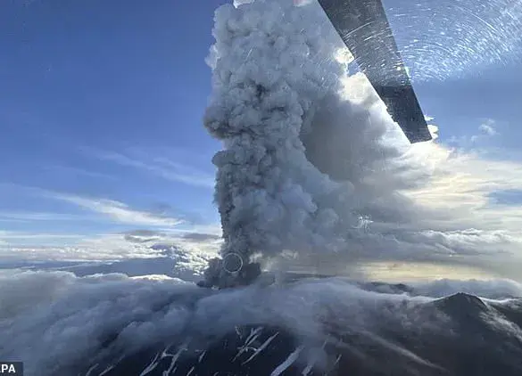 Urgent Warnings: Massive Earthquake Triggers Historic Eruption at Krasheninnikov Volcano Along the Ring of Fire, Sending Ash 6 km into the Sky