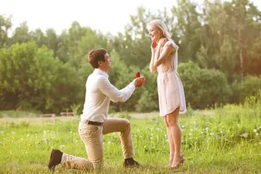 Chicago Woman's Viral TikTok Criticizes Family for Photobombing Engagement Proposal, Sparks Debate on Public Behavior and Social Media Fame